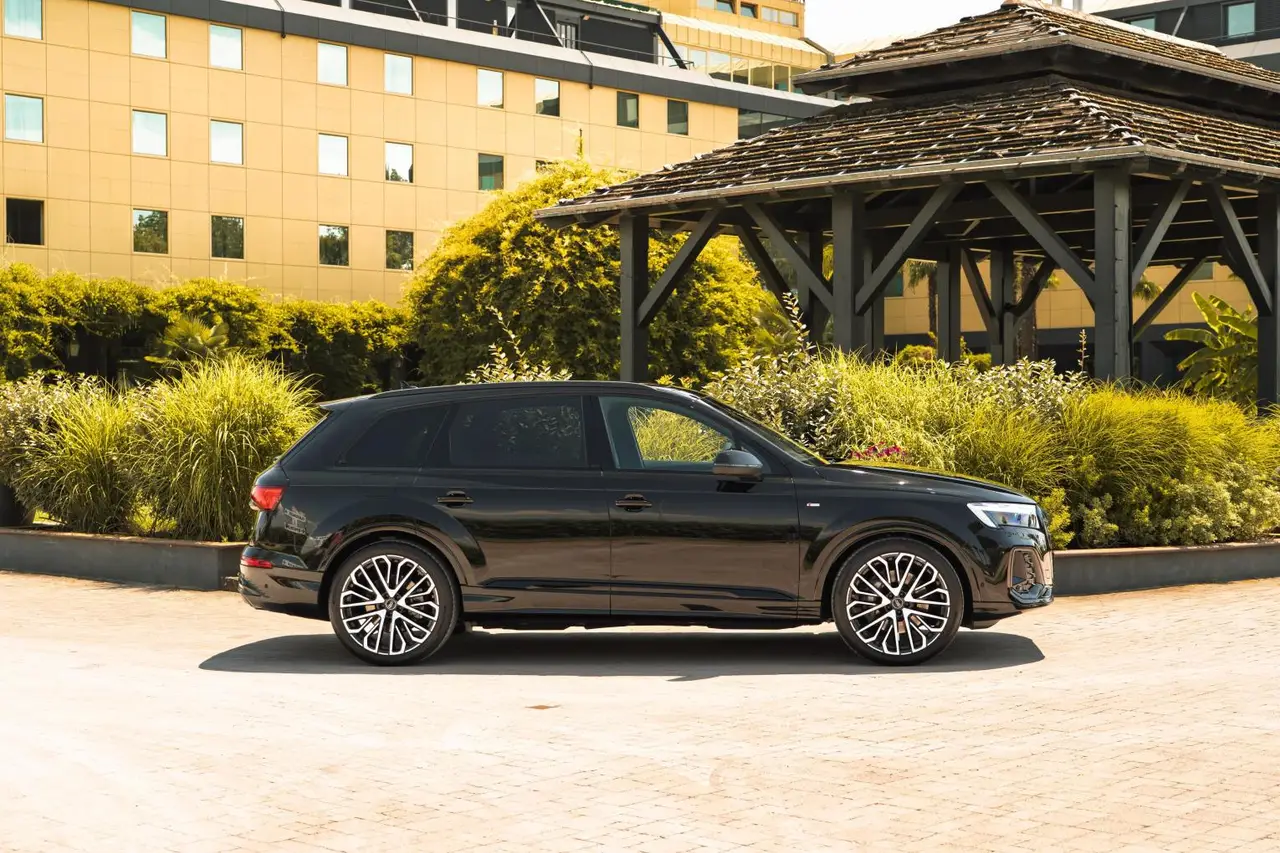 Audi Q7 50 TDI S-Line Edition 2025, front view — Luxury Car Rental Switzerland, Switzerland. Audi Q7 50 TDI S-Line Edition in Switzerland The Audi Q7 50 TDI S-Line Edition is…