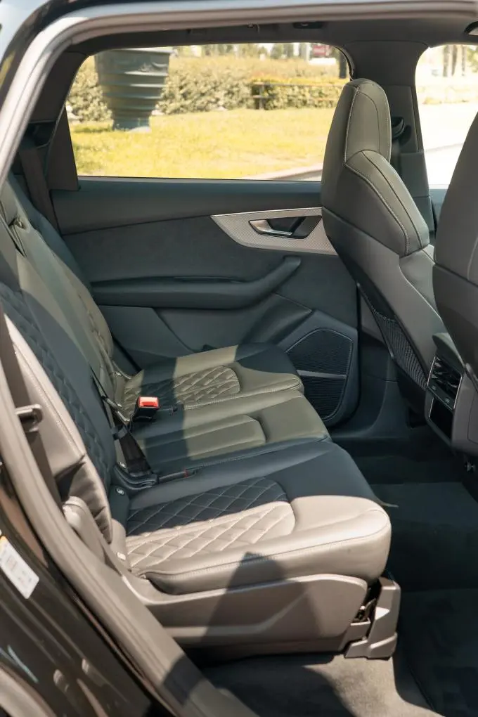 Audi Q7 50 TDI S-Line Edition 2025, rear view — Luxury Car Rental Switzerland, Switzerland. Audi Q7 50 TDI S-Line Edition in Switzerland The Audi Q7 50 TDI S-Line Edition is…