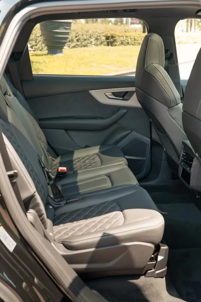 Audi Q7 50 TDI S-Line Edition 2025, rear view — Luxury Car Rental Switzerland, Switzerland. Audi Q7 50 TDI S-Line Edition in Switzerland The Audi Q7 50 TDI S-Line Edition is…