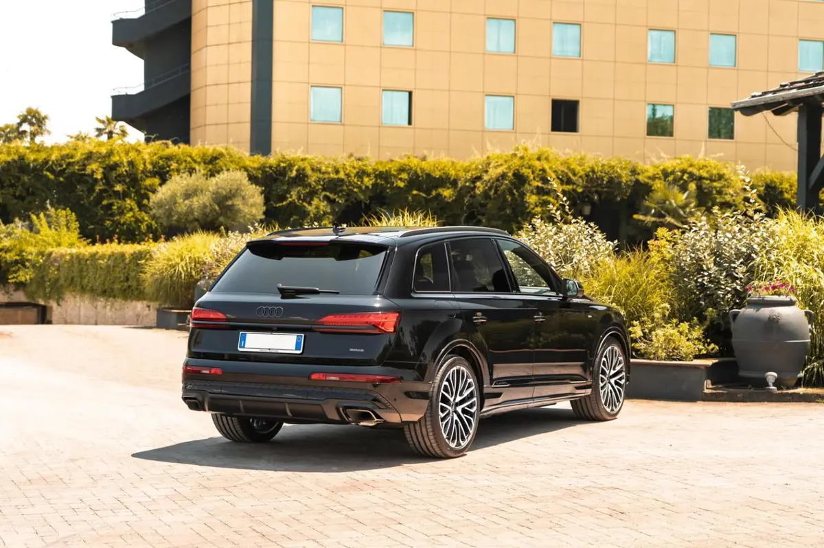 Audi Q7 50 TDI S-Line Edition 2025, dashboard — Luxury Car Rental Switzerland, Switzerland. Audi Q7 50 TDI S-Line Edition in Switzerland The Audi Q7 50 TDI S-Line Edition is…