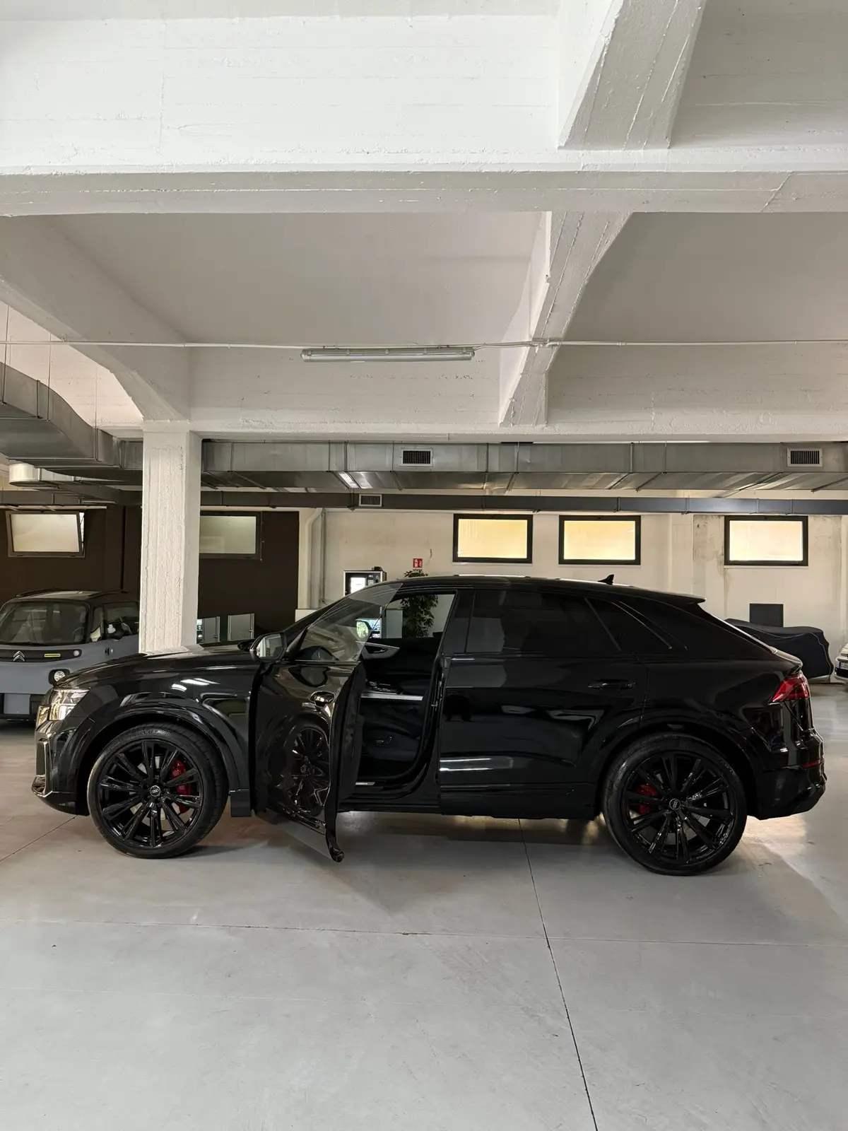 Audi Q8 2025 — Luxury Car Rental Switzerland, Switzerland. Audi Q8 в Швейцарии Audi Q8 2025 года можно взять в аренду в Швейцарии как представителя…