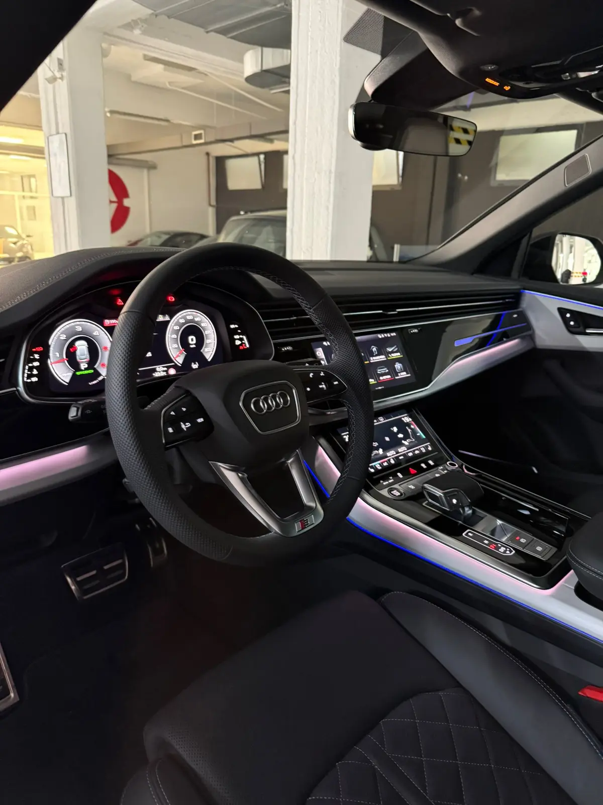 Audi Q8 2025, внешний вид — Luxury Car Rental Switzerland, Switzerland. Audi Q8 в Швейцарии Audi Q8 2025 года можно взять в аренду в Швейцарии как представителя…