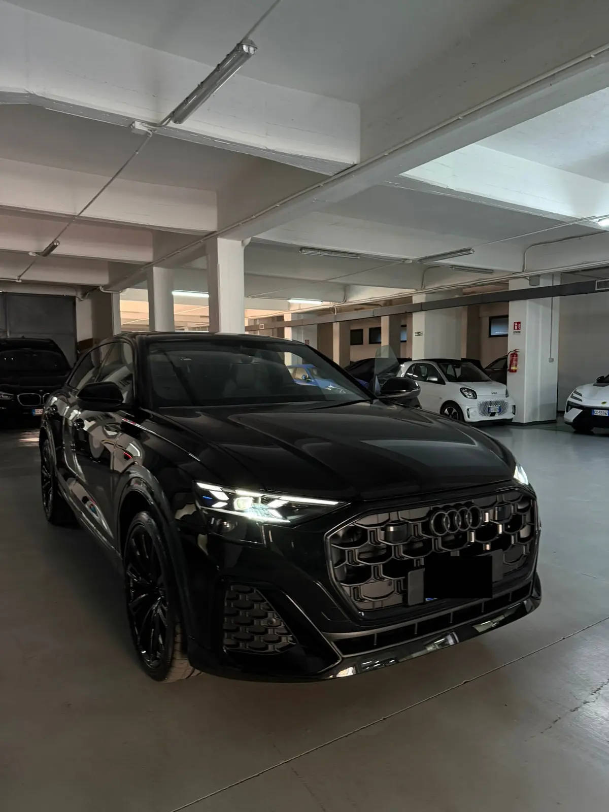 Audi Q8 2025, вид спереди — Luxury Car Rental Switzerland, Switzerland. Audi Q8 в Швейцарии Audi Q8 2025 года можно взять в аренду в Швейцарии как представителя…
