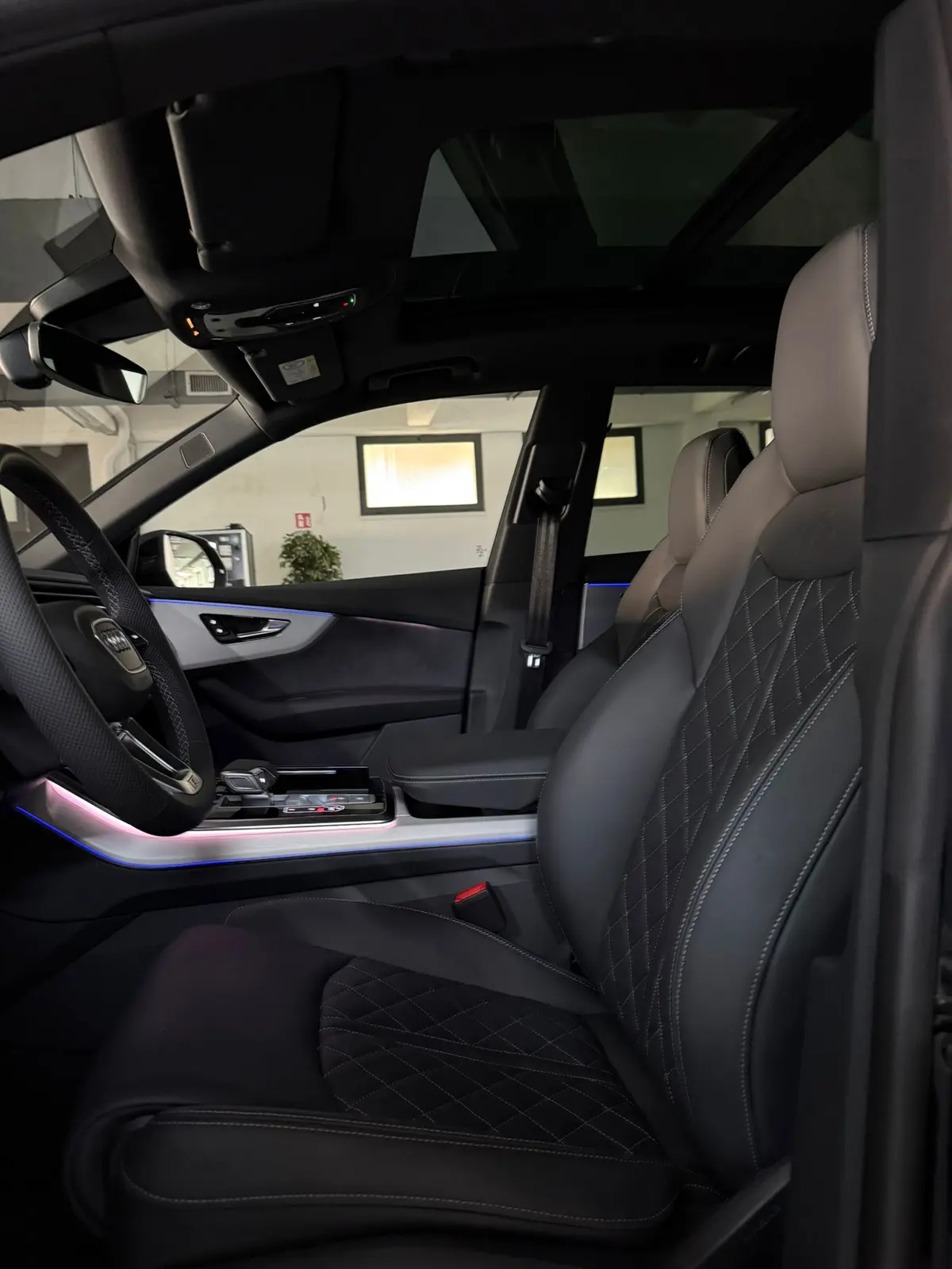 Audi Q8 2025, вид сзади — Luxury Car Rental Switzerland, Switzerland. Audi Q8 в Швейцарии Audi Q8 2025 года можно взять в аренду в Швейцарии как представителя…