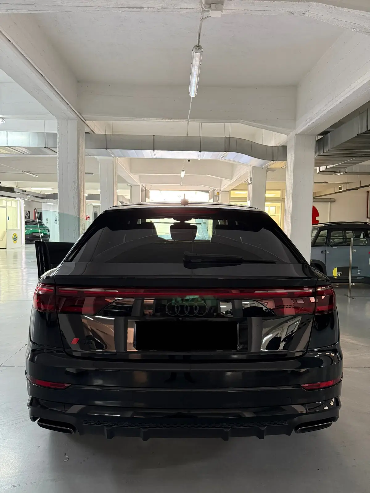 Audi Q8 2025, салон — Luxury Car Rental Switzerland, Switzerland. Audi Q8 в Швейцарии Audi Q8 2025 года можно взять в аренду в Швейцарии как представителя…