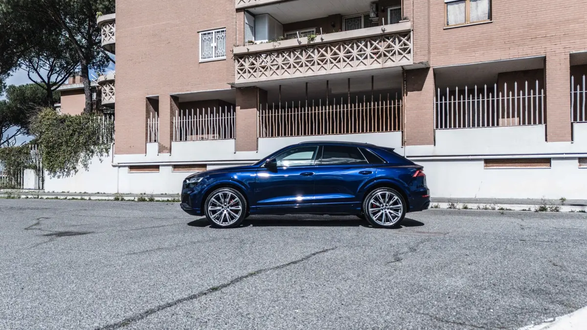 Audi Q8 55 TFSI 2022, вид спереди — Luxury Car Rental Switzerland, Switzerland. Audi Q8 55 TFSI в Switzerland Audi Q8 55 TFSI 2022 года можно взять в аренду в…