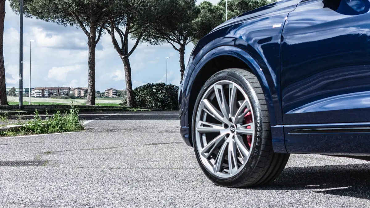 Audi Q8 55 TFSI 2022, вид сзади — Luxury Car Rental Switzerland, Switzerland. Audi Q8 55 TFSI в Switzerland Audi Q8 55 TFSI 2022 года можно взять в аренду в…
