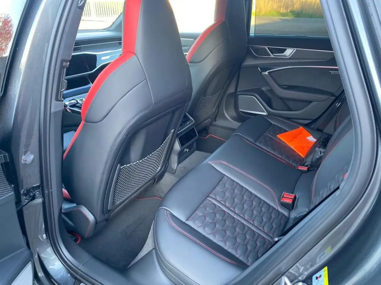 Audi RS6 2022, Außenansicht — Luxury Car Rental Switzerland, Switzerland. Audi RS6 in Switzerland Der Audi RS6 aus dem Modelljahr 2022 steht in Switzerland zur…