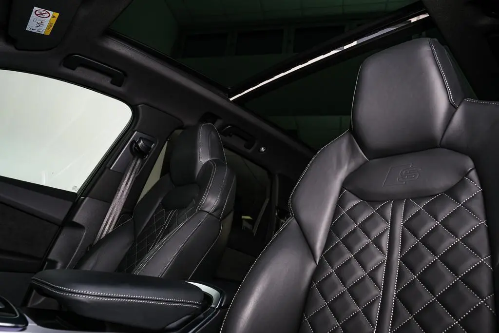 Audi SQ7 2025, внешний вид — Luxury Car Rental Switzerland, Switzerland. Audi SQ7 в Switzerland Audi SQ7 2025 года можно арендовать в Switzerland как внедорожник…