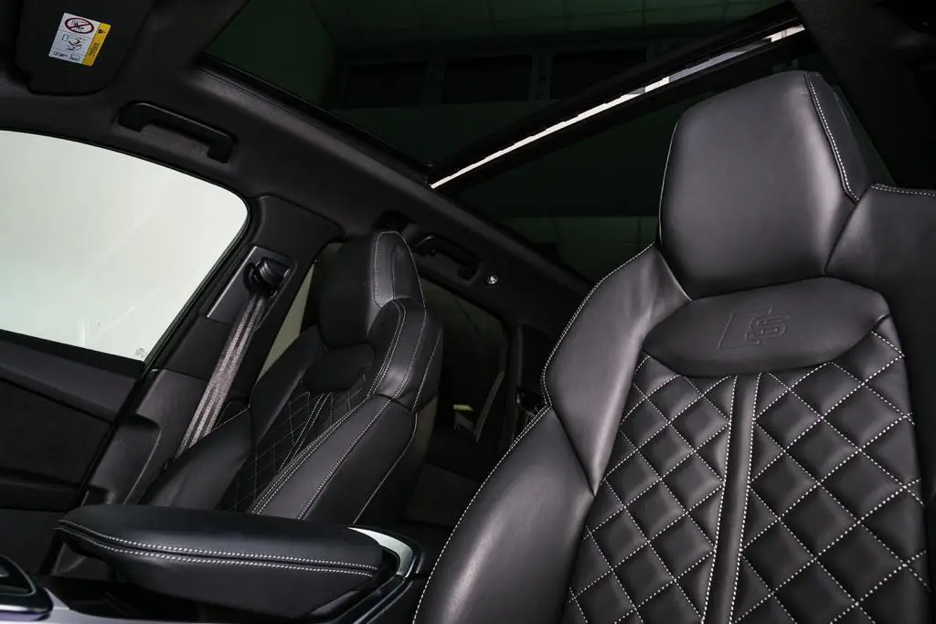 Audi SQ7 2025, внешний вид — Luxury Car Rental Switzerland, Switzerland. Audi SQ7 в Switzerland Audi SQ7 2025 года можно арендовать в Switzerland как внедорожник…