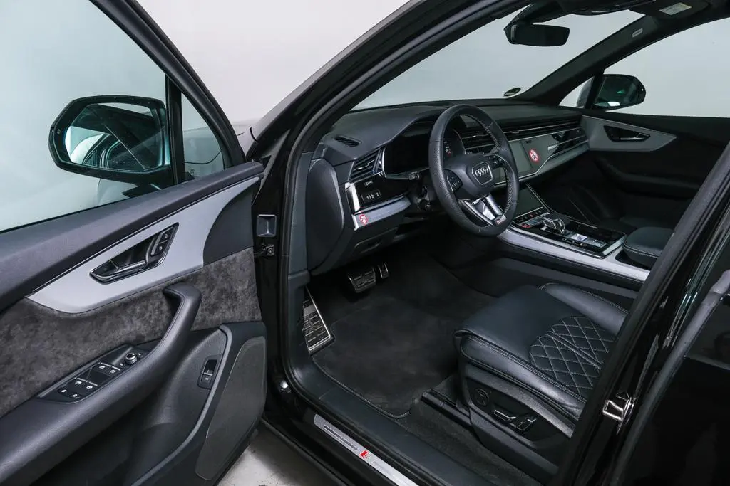 Audi SQ7 2025, вид спереди — Luxury Car Rental Switzerland, Switzerland. Audi SQ7 в Switzerland Audi SQ7 2025 года можно арендовать в Switzerland как внедорожник…