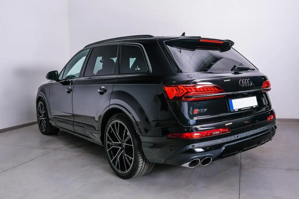 Audi SQ7 2025, вид сзади — Luxury Car Rental Switzerland, Switzerland. Audi SQ7 в Switzerland Audi SQ7 2025 года можно арендовать в Switzerland как внедорожник…