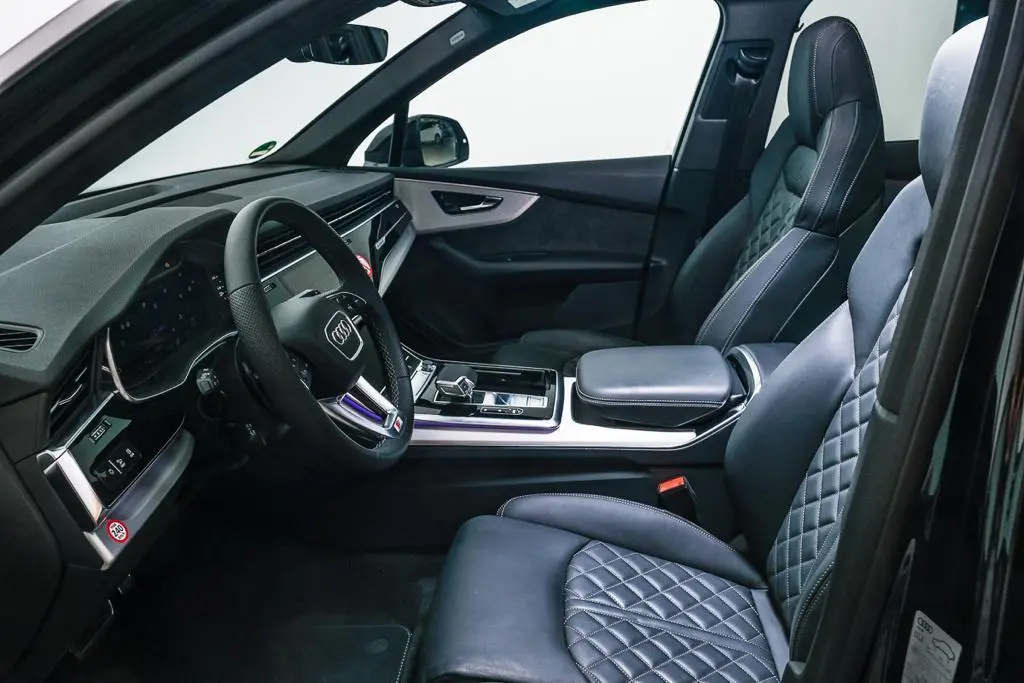 Audi SQ7 2025, приборная панель — Luxury Car Rental Switzerland, Switzerland. Audi SQ7 в Switzerland Audi SQ7 2025 года можно арендовать в Switzerland как внедорожник…