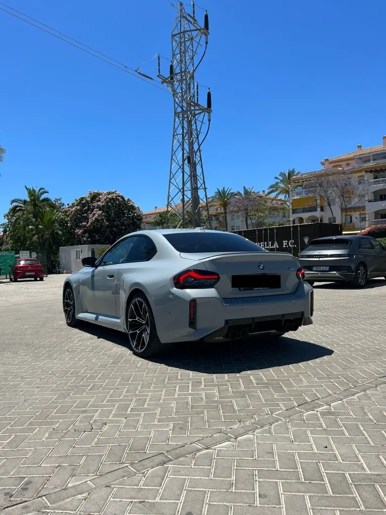 BMW M2 2024, extérieur — Luxury Car Rental Switzerland, Switzerland. BMW M2 en Suisse Le BMW M2 2024 fait partie des modèles proposés à la location en Suisse…