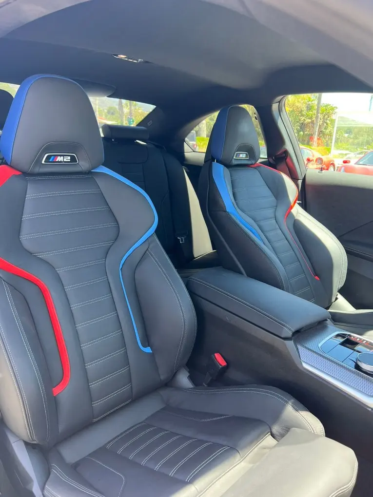BMW M2 2024, vue arrière — Luxury Car Rental Switzerland, Switzerland. BMW M2 en Suisse Le BMW M2 2024 fait partie des modèles proposés à la location en Suisse…