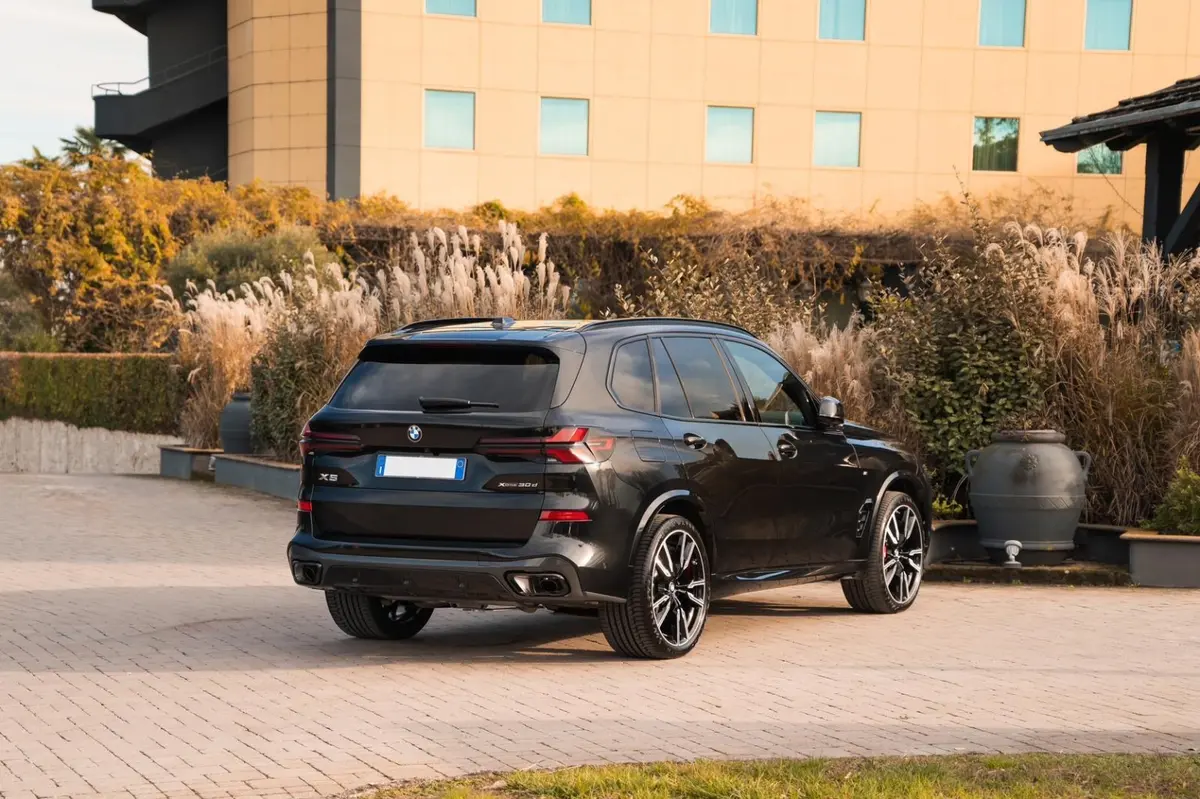 BMW X5 M-pack 30d 2025, front view — Luxury Car Rental Switzerland, Switzerland. BMW X5 M-pack 30d in Switzerland The BMW X5 M-pack 30d is available for rental in…