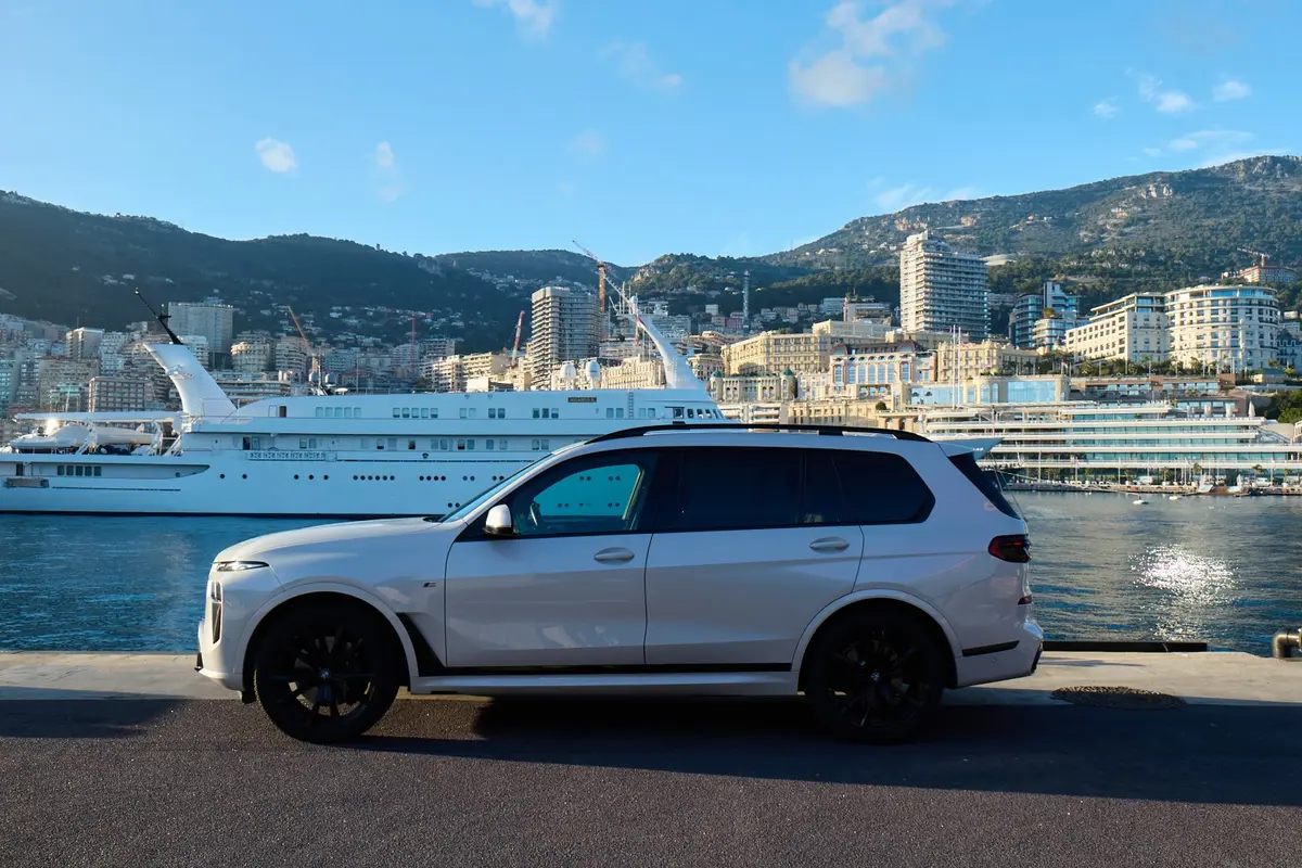 BMW X7 40d M 2024, exterior — Luxury Car Rental Switzerland, Switzerland. BMW X7 40d M in Switzerland The BMW X7 40d M, model year 2024, is available for rental in…