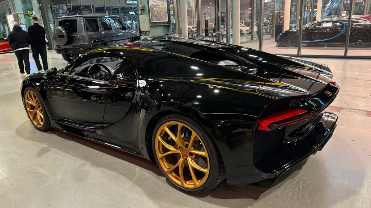 Bugatti Chiron 110 Ani 2019, vue avant — Luxury Car Rental Switzerland, Switzerland. Bugatti Chiron 110 Ani à Switzerland La Bugatti Chiron 110 Ani 2019 est proposée à la…