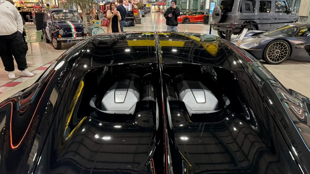 Bugatti Chiron 110 Ani 2019, vue arrière — Luxury Car Rental Switzerland, Switzerland. Bugatti Chiron 110 Ani à Switzerland La Bugatti Chiron 110 Ani 2019 est proposée à la…
