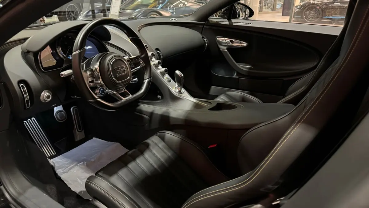 Bugatti Chiron 110 Ani 2019, intérieur — Luxury Car Rental Switzerland, Switzerland. Bugatti Chiron 110 Ani à Switzerland La Bugatti Chiron 110 Ani 2019 est proposée à la…