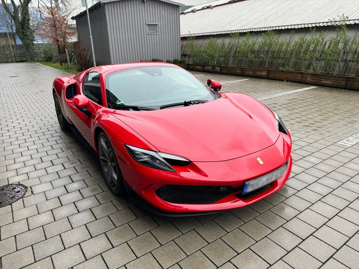 Ferrari 296 GTS Spider 2024, Frontansicht — Luxury Car Rental Switzerland, Switzerland. Ferrari 296 GTS Spider in Switzerland Der Ferrari 296 GTS Spider aus dem Modelljahr 2024…