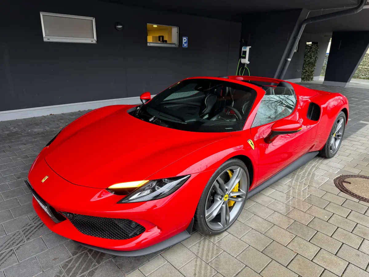 Ferrari 296 GTS Spider 2024, Innenraum — Luxury Car Rental Switzerland, Switzerland. Ferrari 296 GTS Spider in Switzerland Der Ferrari 296 GTS Spider aus dem Modelljahr 2024…