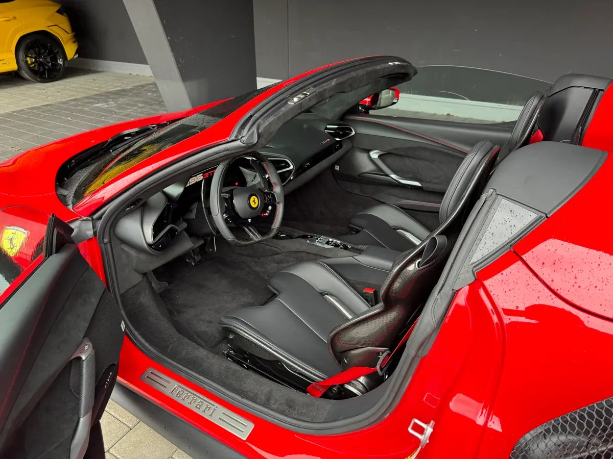 Ferrari 296 GTS Spider 2024, Armaturenbrett — Luxury Car Rental Switzerland, Switzerland. Ferrari 296 GTS Spider in Switzerland Der Ferrari 296 GTS Spider aus dem Modelljahr 2024…