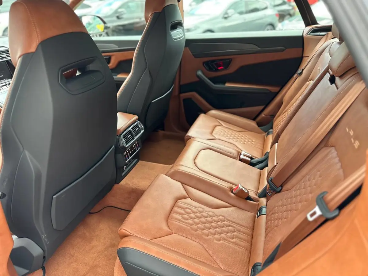 Lamborghini Urus S 2023, extérieur — Luxury Car Rental Switzerland, Switzerland. Lamborghini Urus S à Switzerland La Lamborghini Urus S 2023 fait partie des véhicules…
