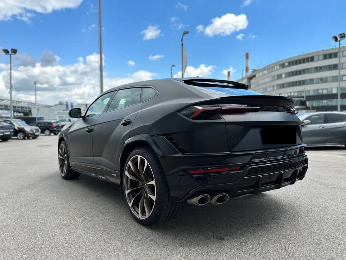 Lamborghini Urus S 2023, vue avant — Luxury Car Rental Switzerland, Switzerland. Lamborghini Urus S à Switzerland La Lamborghini Urus S 2023 fait partie des véhicules…