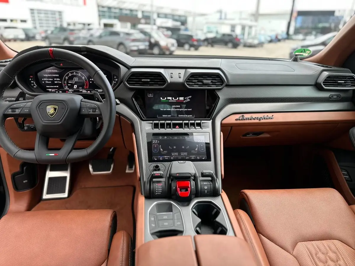 Lamborghini Urus S 2023, vue arrière — Luxury Car Rental Switzerland, Switzerland. Lamborghini Urus S à Switzerland La Lamborghini Urus S 2023 fait partie des véhicules…