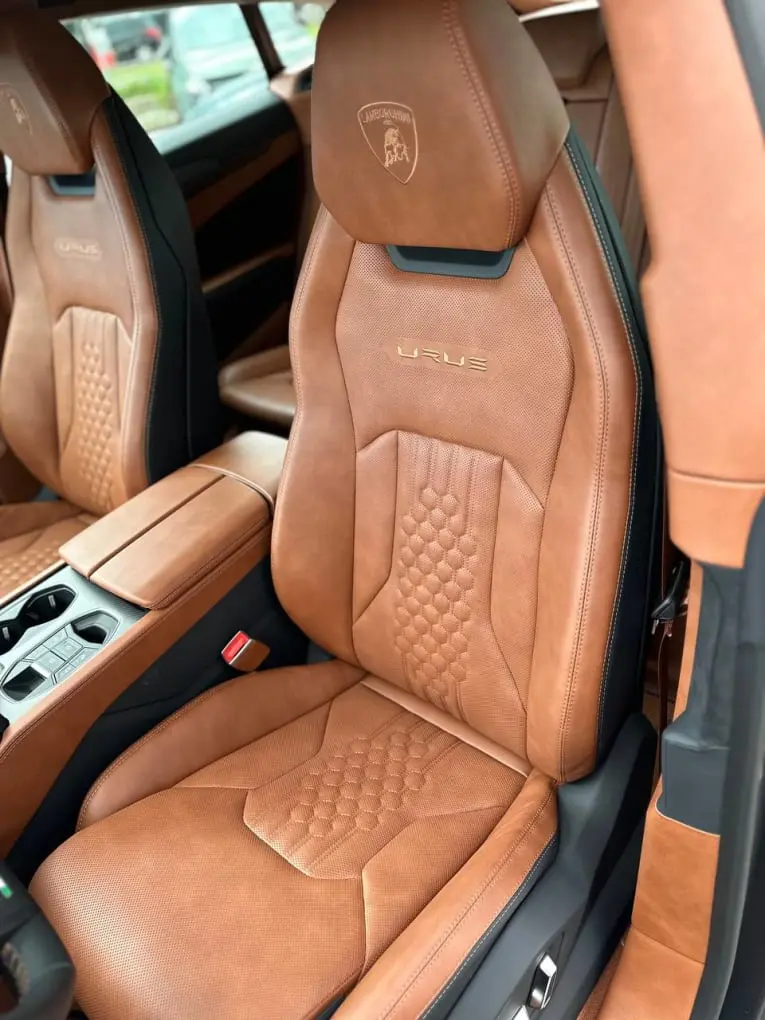 Lamborghini Urus S 2023, tableau de bord — Luxury Car Rental Switzerland, Switzerland. Lamborghini Urus S à Switzerland La Lamborghini Urus S 2023 fait partie des véhicules…
