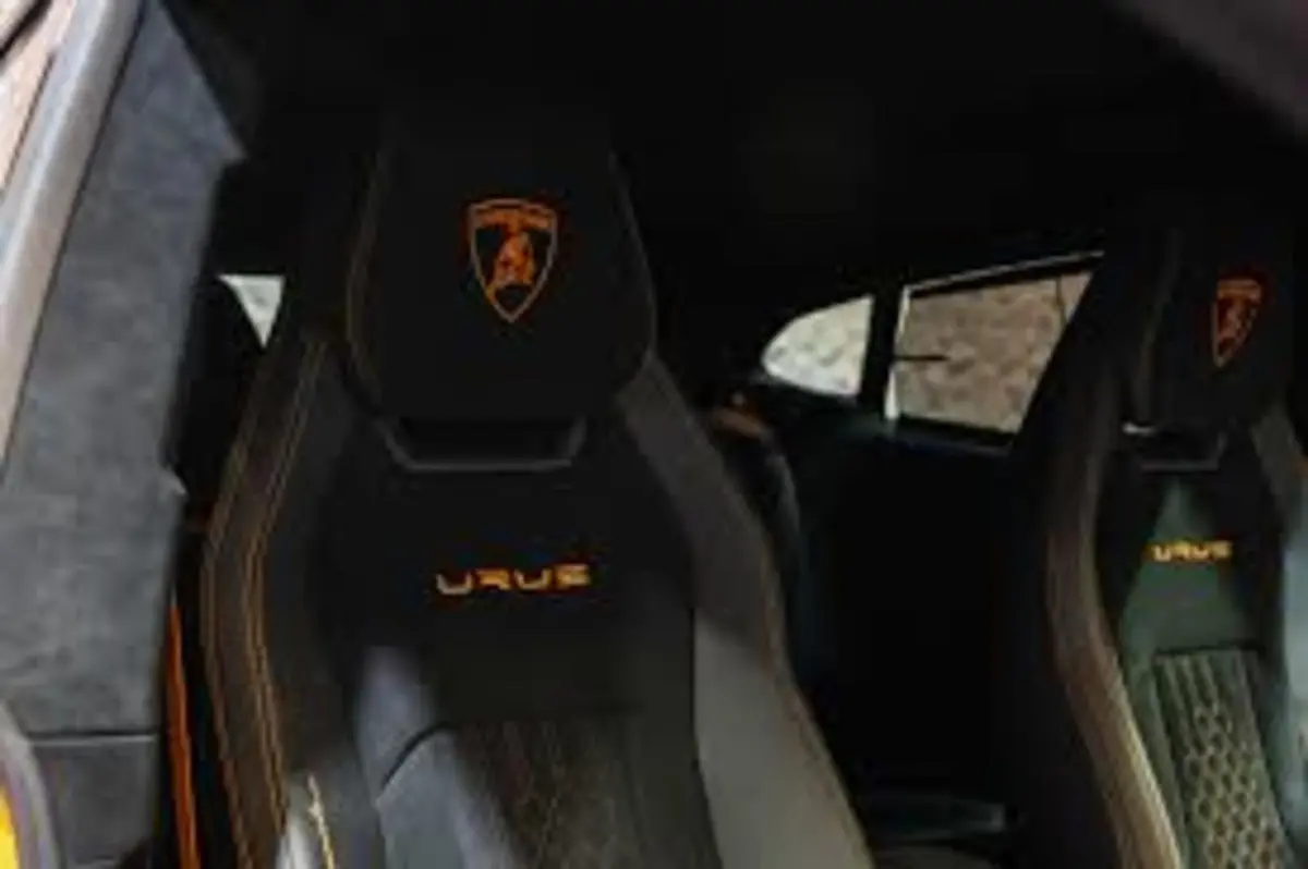 Lamborghini Urus S 2024, вид сзади — Luxury Car Rental Switzerland, Switzerland. Lamborghini Urus S в Switzerland Lamborghini Urus S 2024 года можно взять в аренду в…