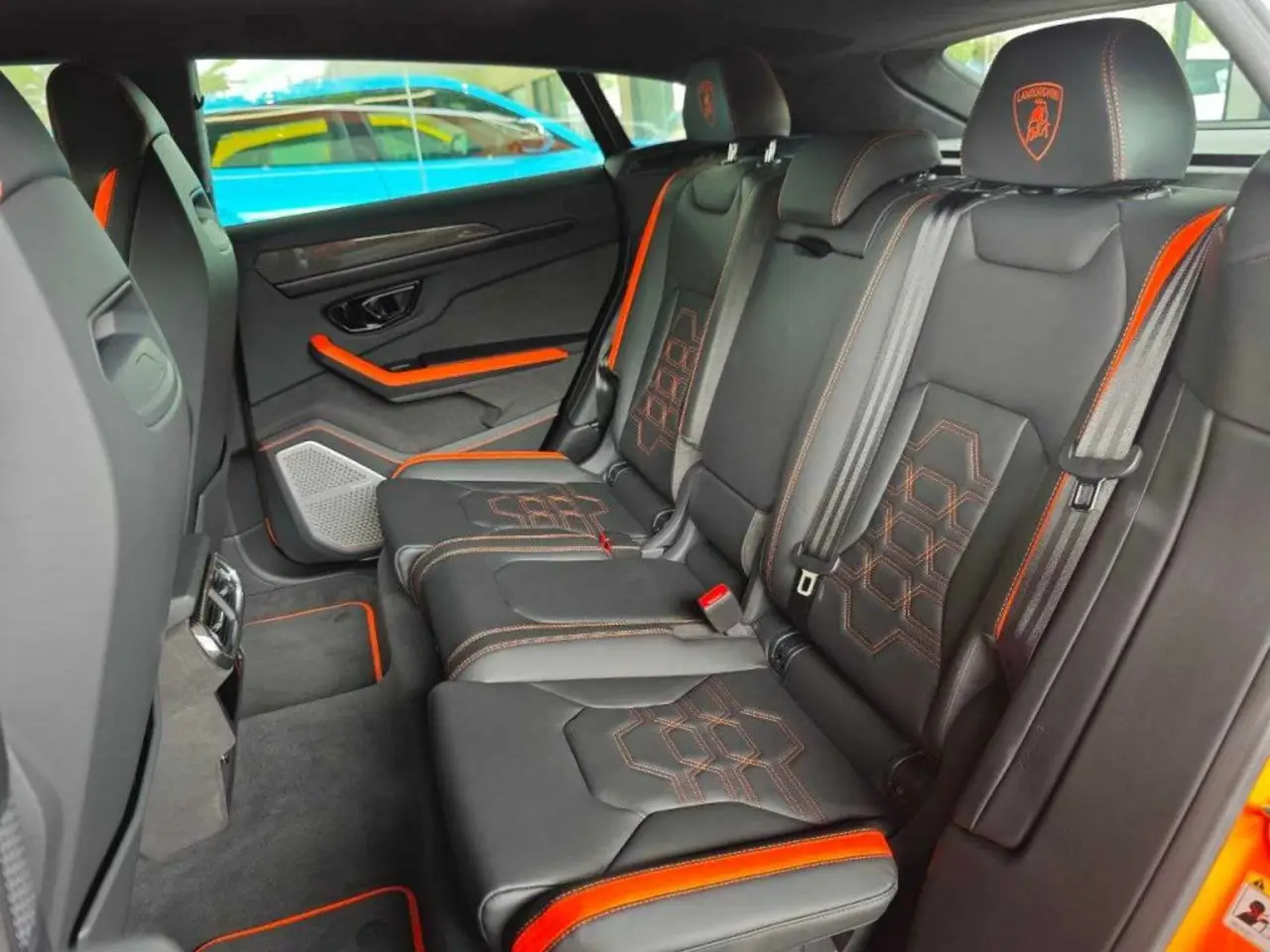 Lamborghini Urus S 2024, салон — Luxury Car Rental Switzerland, Switzerland. Lamborghini Urus S в Switzerland Lamborghini Urus S 2024 года можно взять в аренду в…