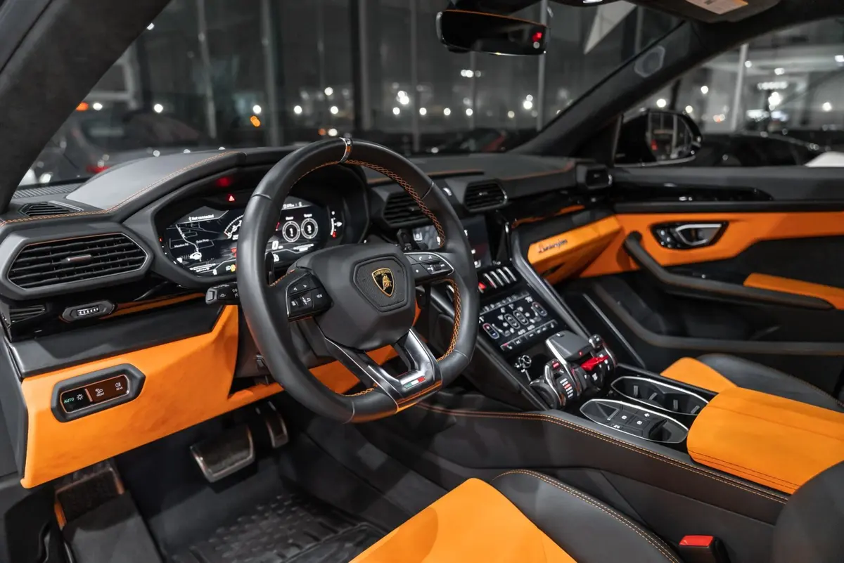 Lamborghini Urus S 2024, приборная панель — Luxury Car Rental Switzerland, Switzerland. Lamborghini Urus S в Switzerland Lamborghini Urus S 2024 года можно взять в аренду в…