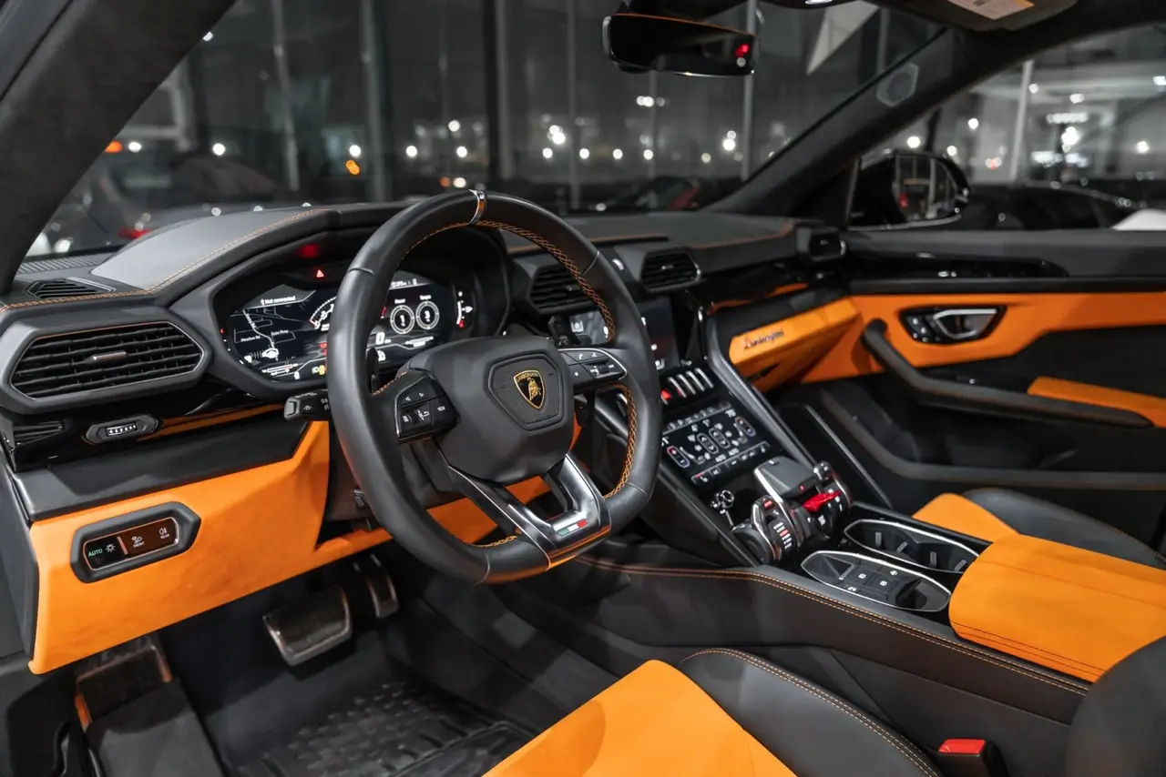 Lamborghini Urus S 2024, приборная панель — Luxury Car Rental Switzerland, Switzerland. Lamborghini Urus S в Switzerland Lamborghini Urus S 2024 года можно взять в аренду в…