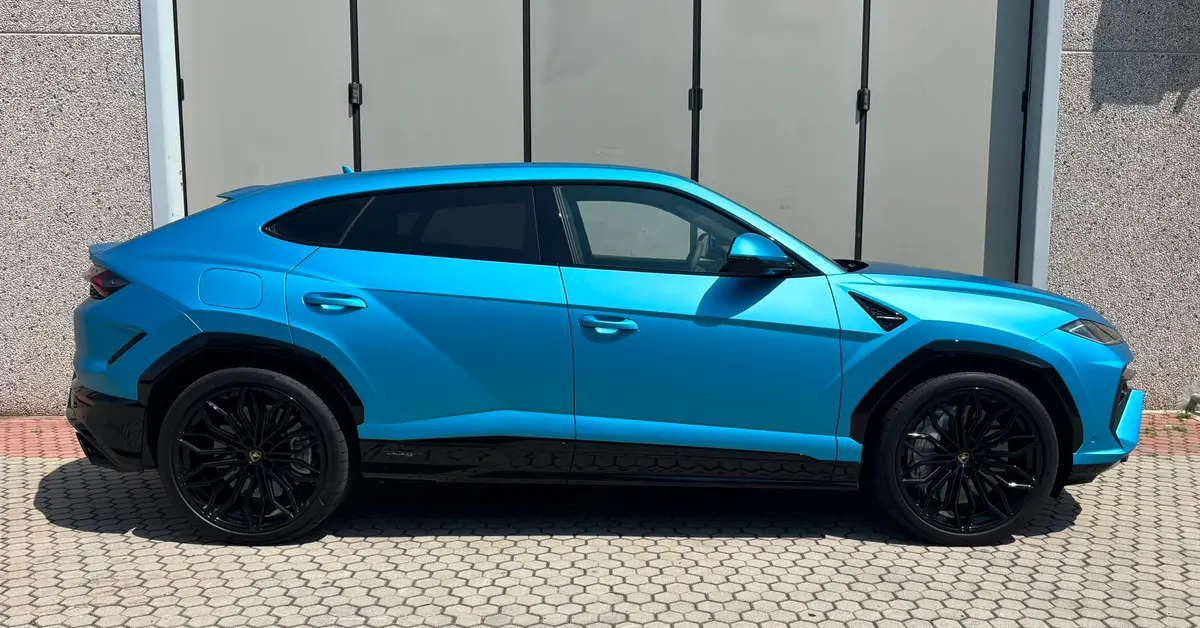 Lamborghini Urus SE 2025, extérieur — Luxury Car Rental Switzerland, Switzerland. Lamborghini Urus SE à Switzerland La Lamborghini Urus SE 2025 figure parmi les véhicules…