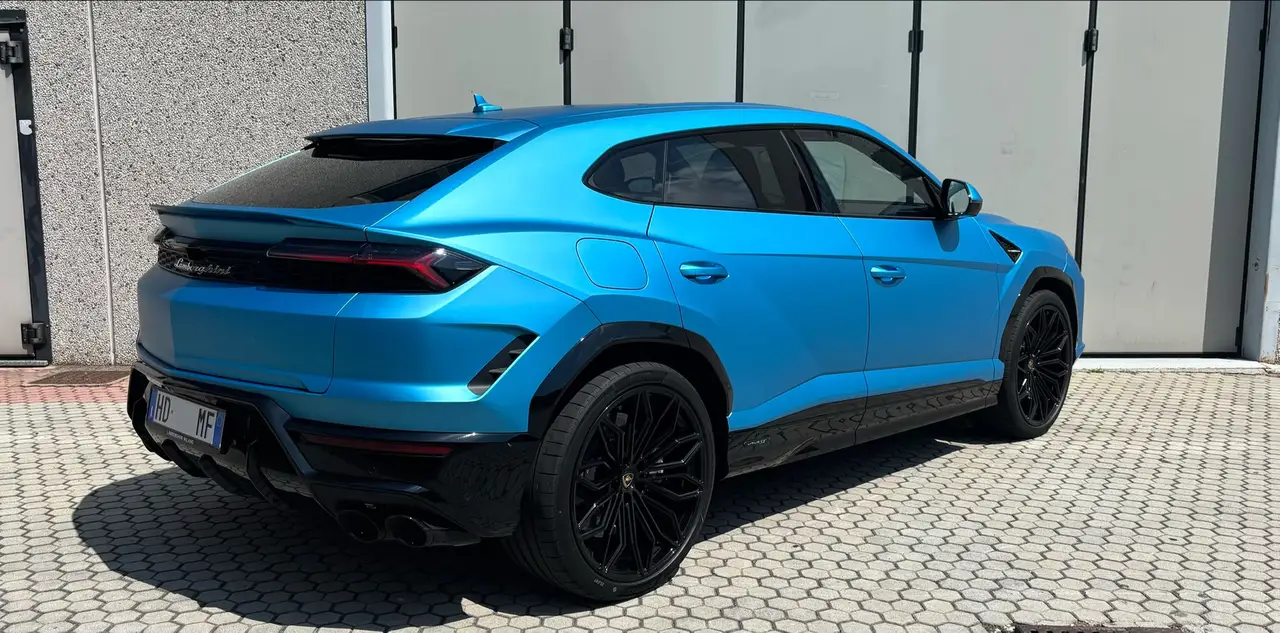 Lamborghini Urus SE 2025, vue avant — Luxury Car Rental Switzerland, Switzerland. Lamborghini Urus SE à Switzerland La Lamborghini Urus SE 2025 figure parmi les véhicules…