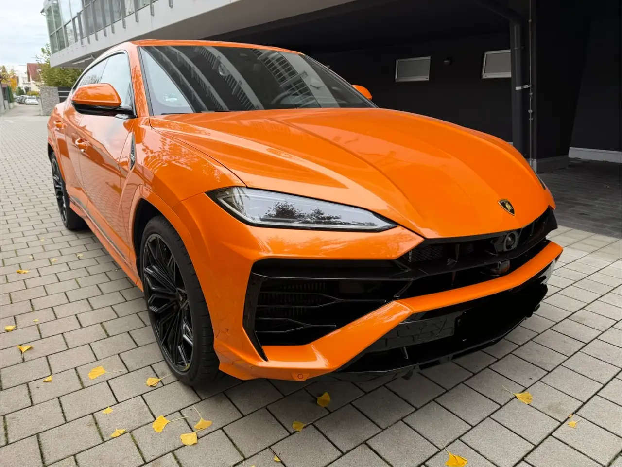 Lamborghini URUS SE 2025, вид сзади — Luxury Car Rental Switzerland, Switzerland. Lamborghini URUS SE в Switzerland Lamborghini URUS SE 2025 года включён в перечень…