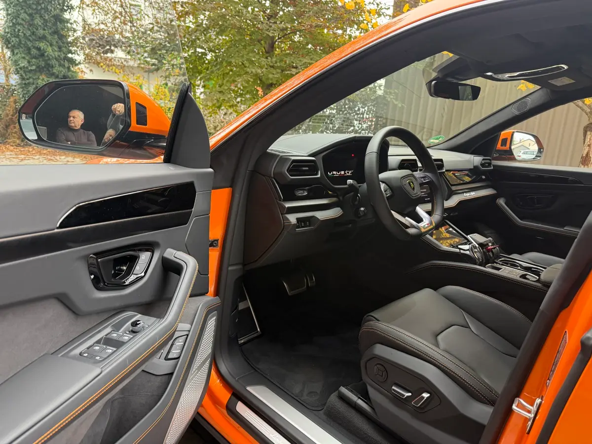 Lamborghini URUS SE 2025, салон — Luxury Car Rental Switzerland, Switzerland. Lamborghini URUS SE в Switzerland Lamborghini URUS SE 2025 года включён в перечень…