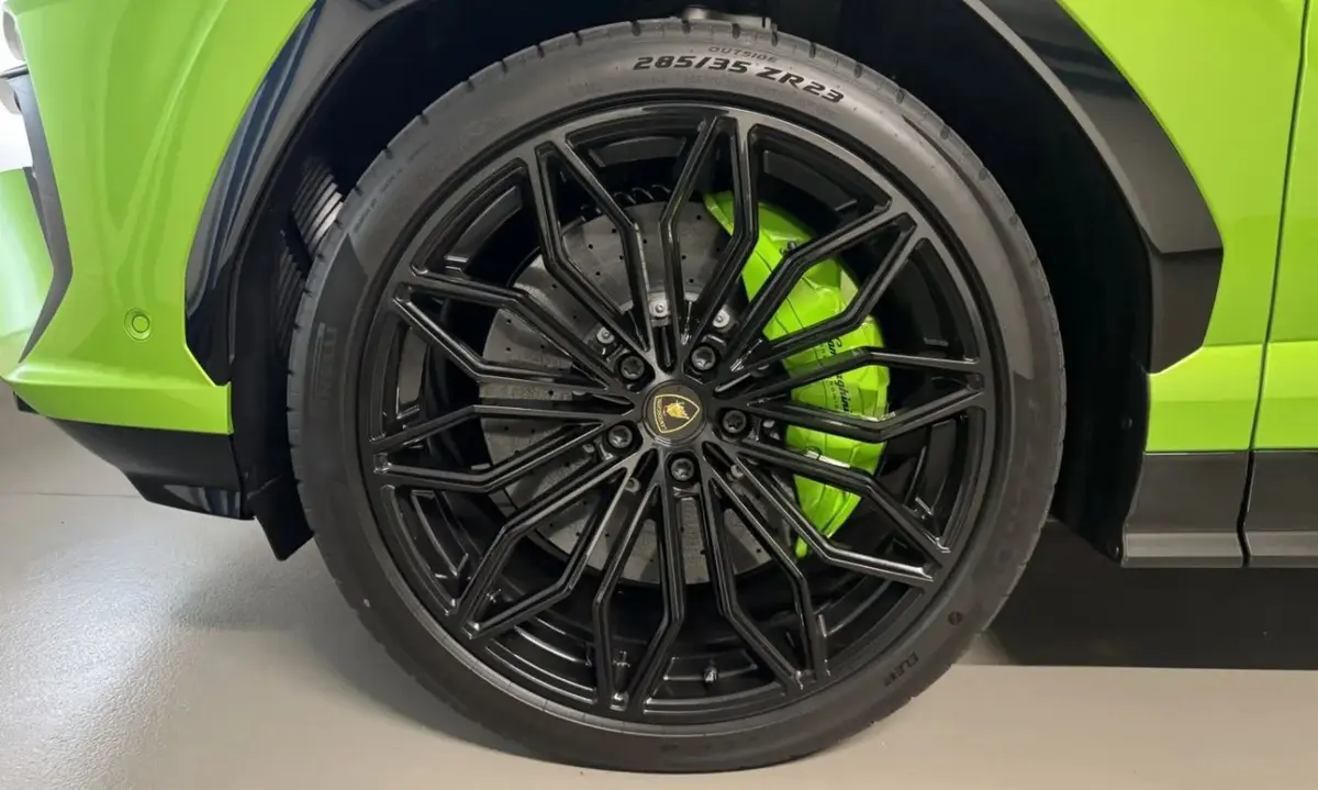 Lamborghini Urus SE 2026, внешний вид — Luxury Car Rental Switzerland, Switzerland. Lamborghini Urus SE в Switzerland Lamborghini Urus SE 2026 года доступен для аренды в…