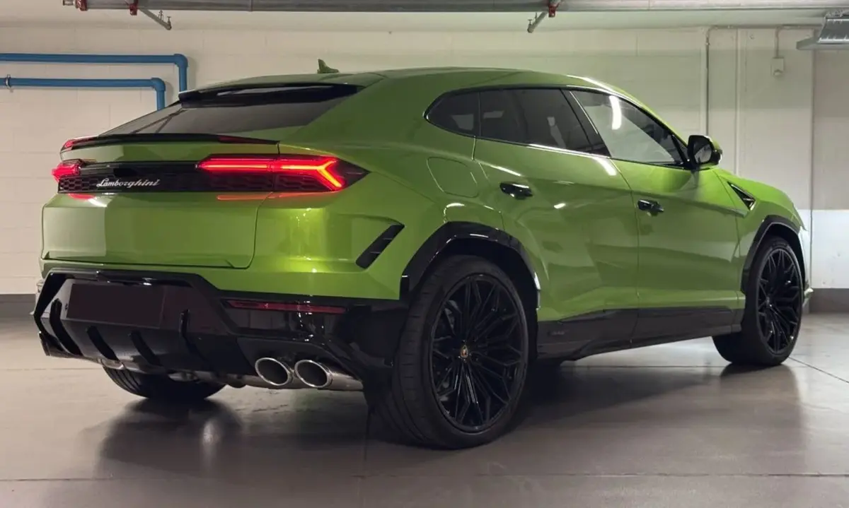 Lamborghini Urus SE 2026, вид спереди — Luxury Car Rental Switzerland, Switzerland. Lamborghini Urus SE в Switzerland Lamborghini Urus SE 2026 года доступен для аренды в…