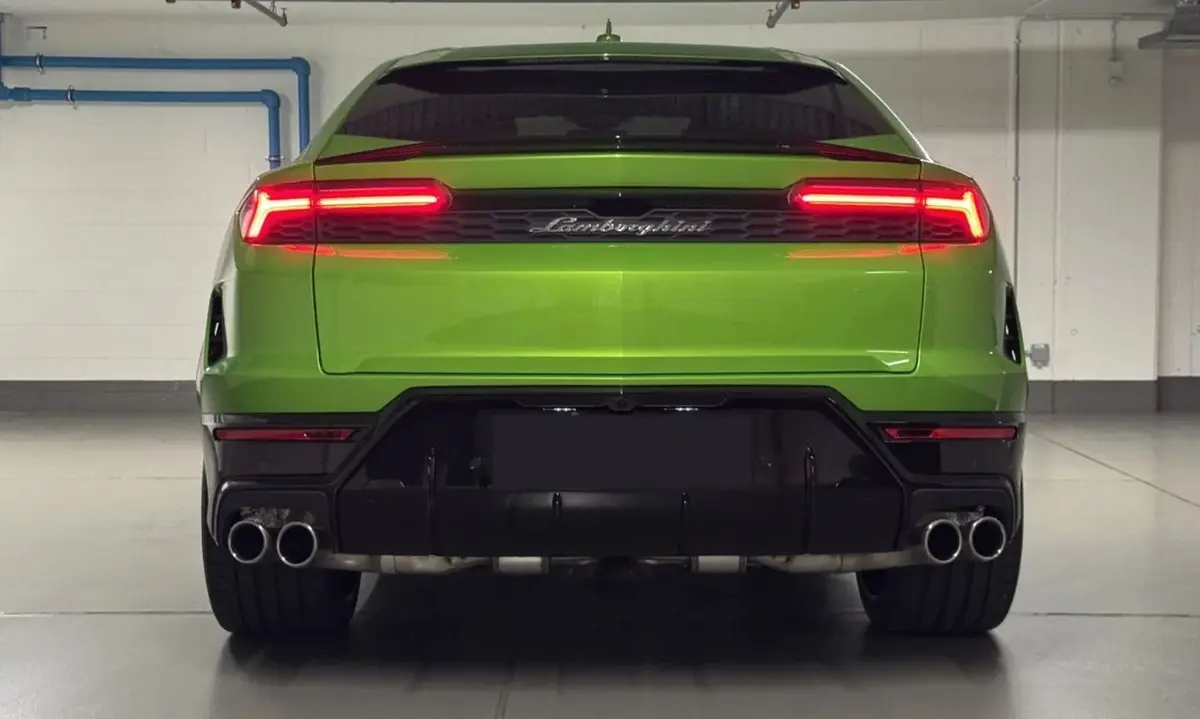 Lamborghini Urus SE 2026, вид сзади — Luxury Car Rental Switzerland, Switzerland. Lamborghini Urus SE в Switzerland Lamborghini Urus SE 2026 года доступен для аренды в…
