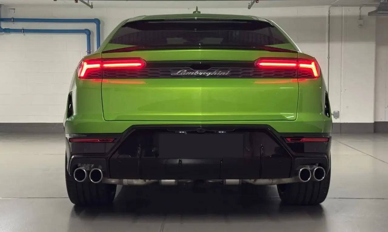 Lamborghini Urus SE 2026, вид сзади — Luxury Car Rental Switzerland, Switzerland. Lamborghini Urus SE в Switzerland Lamborghini Urus SE 2026 года доступен для аренды в…