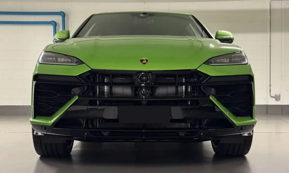 Lamborghini Urus SE 2026, салон — Luxury Car Rental Switzerland, Switzerland. Lamborghini Urus SE в Switzerland Lamborghini Urus SE 2026 года доступен для аренды в…