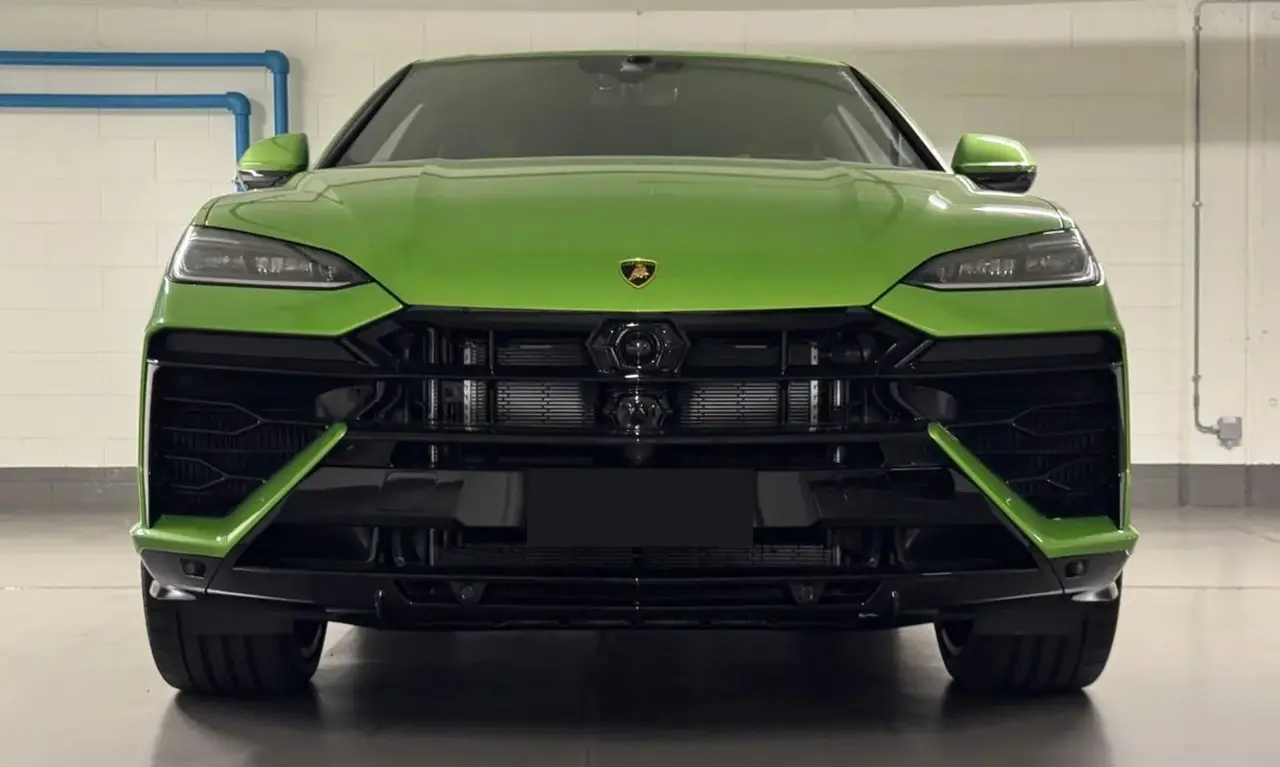 Lamborghini Urus SE 2026, салон — Luxury Car Rental Switzerland, Switzerland. Lamborghini Urus SE в Switzerland Lamborghini Urus SE 2026 года доступен для аренды в…
