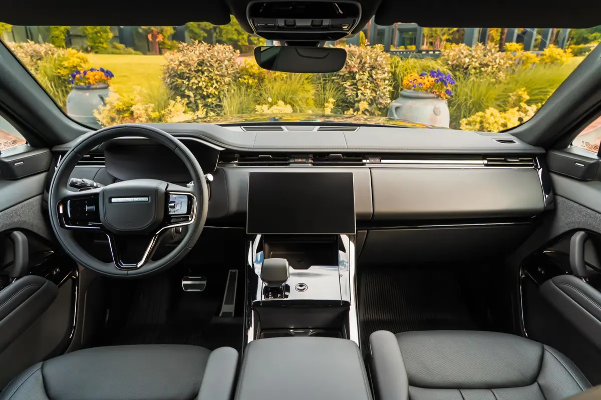 Land Rover Range Rover Sport Dynamic SE 2025, front view — Luxury Car Rental Switzerland, Switzerland. Land Rover Range Rover Sport Dynamic SE in Switzerland The Land Rover Range Rover Sport…