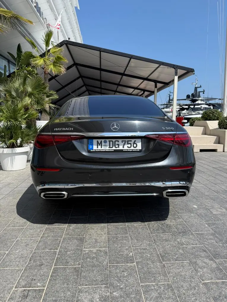 Maybach S580 2023, extérieur — Luxury Car Rental Switzerland, Switzerland. Maybach S580 à Switzerland La Maybach S580 2023 fait partie des véhicules proposés à la…