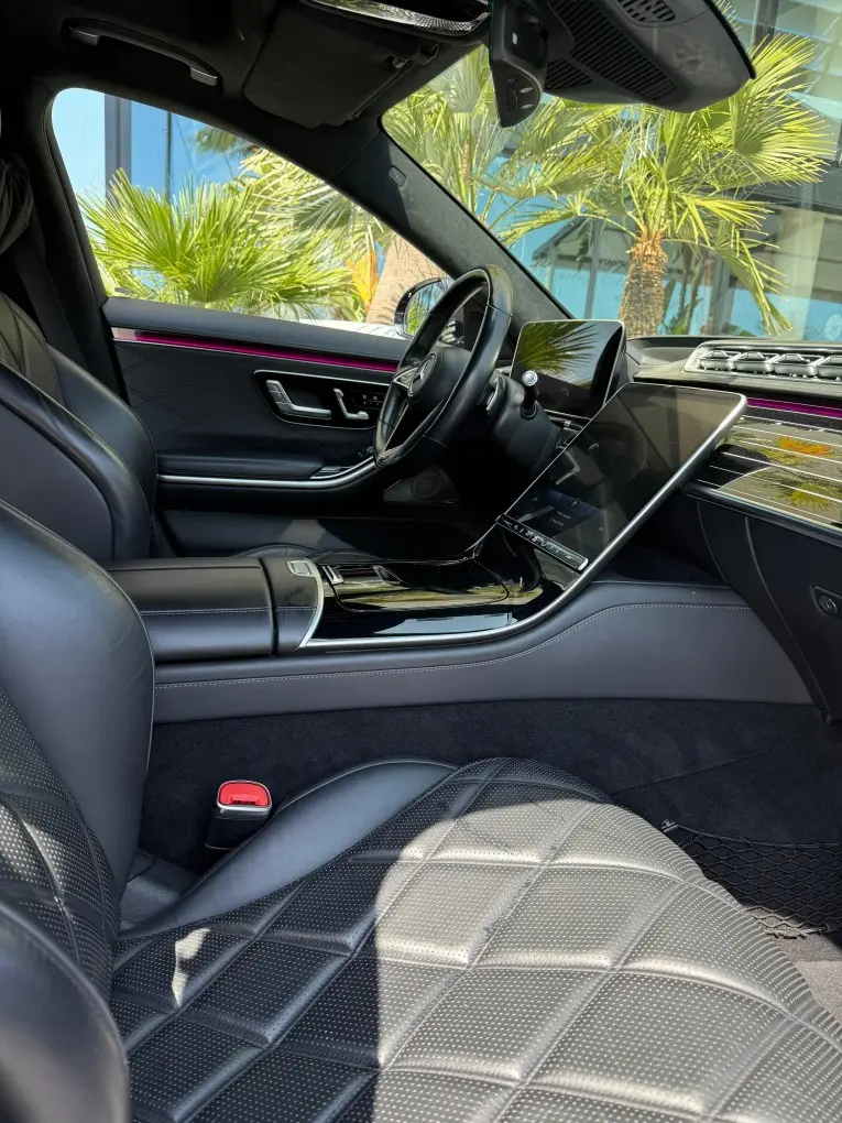 Maybach S580 2023, vue avant — Luxury Car Rental Switzerland, Switzerland. Maybach S580 à Switzerland La Maybach S580 2023 fait partie des véhicules proposés à la…