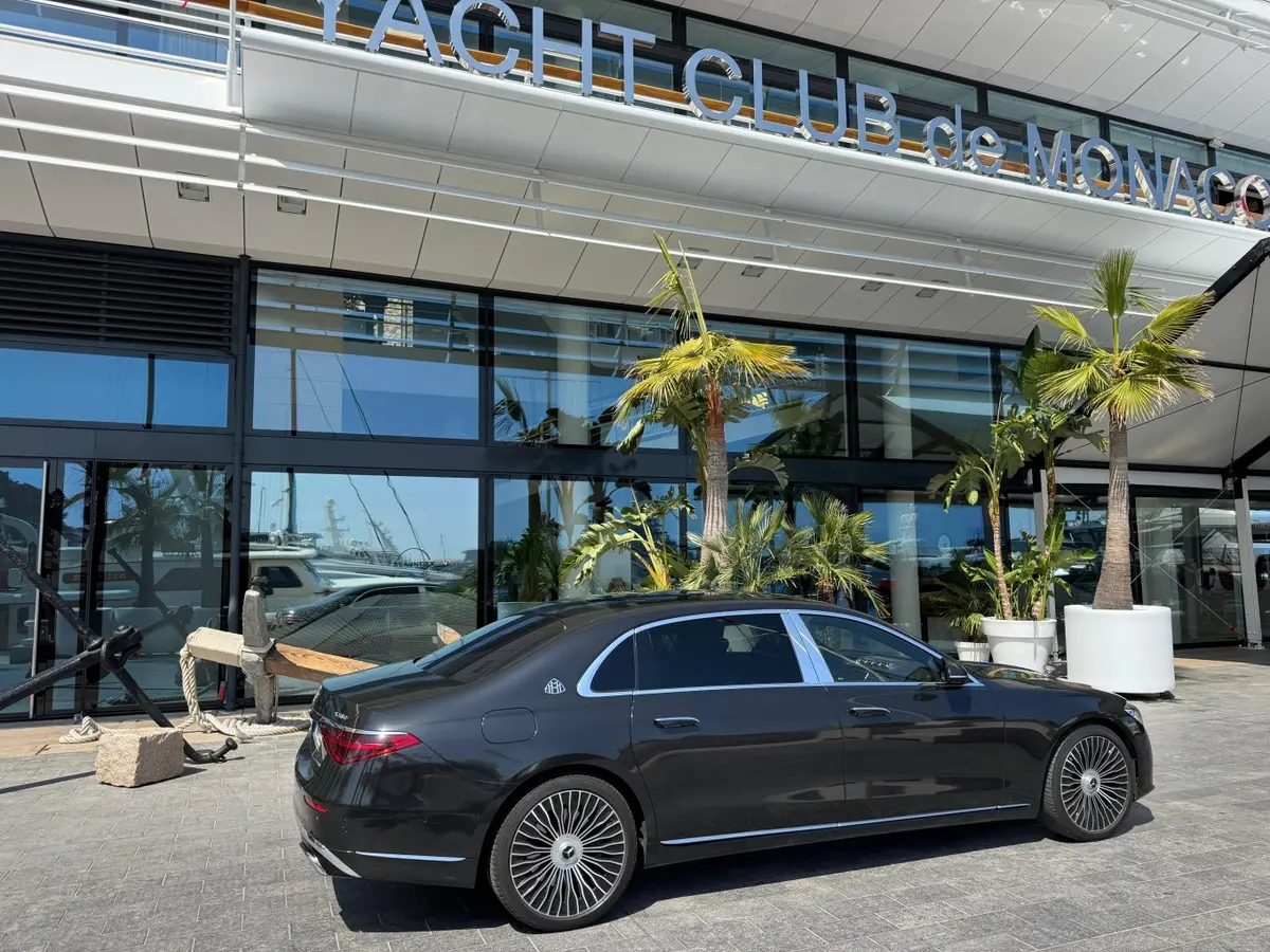 Maybach S580 2023, vue arrière — Luxury Car Rental Switzerland, Switzerland. Maybach S580 à Switzerland La Maybach S580 2023 fait partie des véhicules proposés à la…