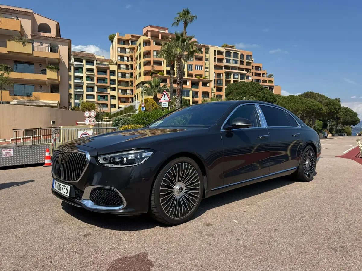Maybach S580 2023, tableau de bord — Luxury Car Rental Switzerland, Switzerland. Maybach S580 à Switzerland La Maybach S580 2023 fait partie des véhicules proposés à la…